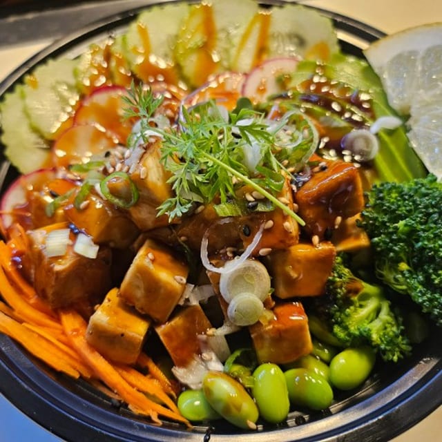 Tofu poke bowl (vegan).