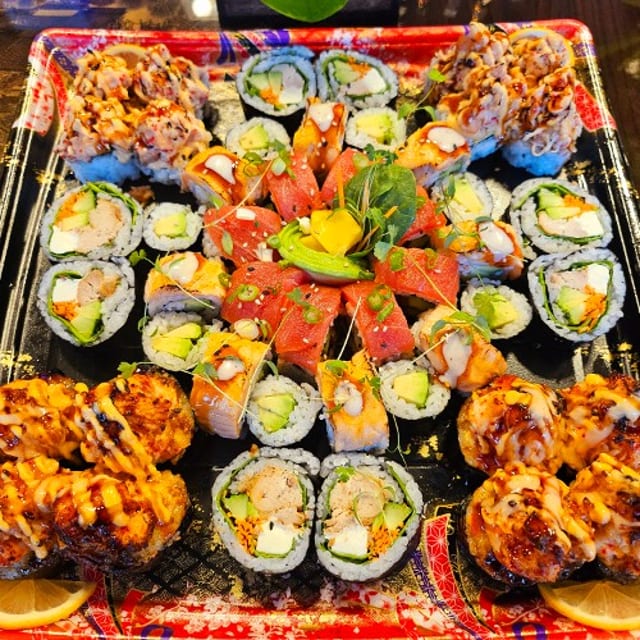 Delish Classic Platter 2 (100 pcs Up to 14 people).